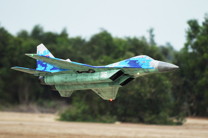 black-horse-mig-29-bh185-rc-jet-1635mm-turbine-e-fahrwerk image 8